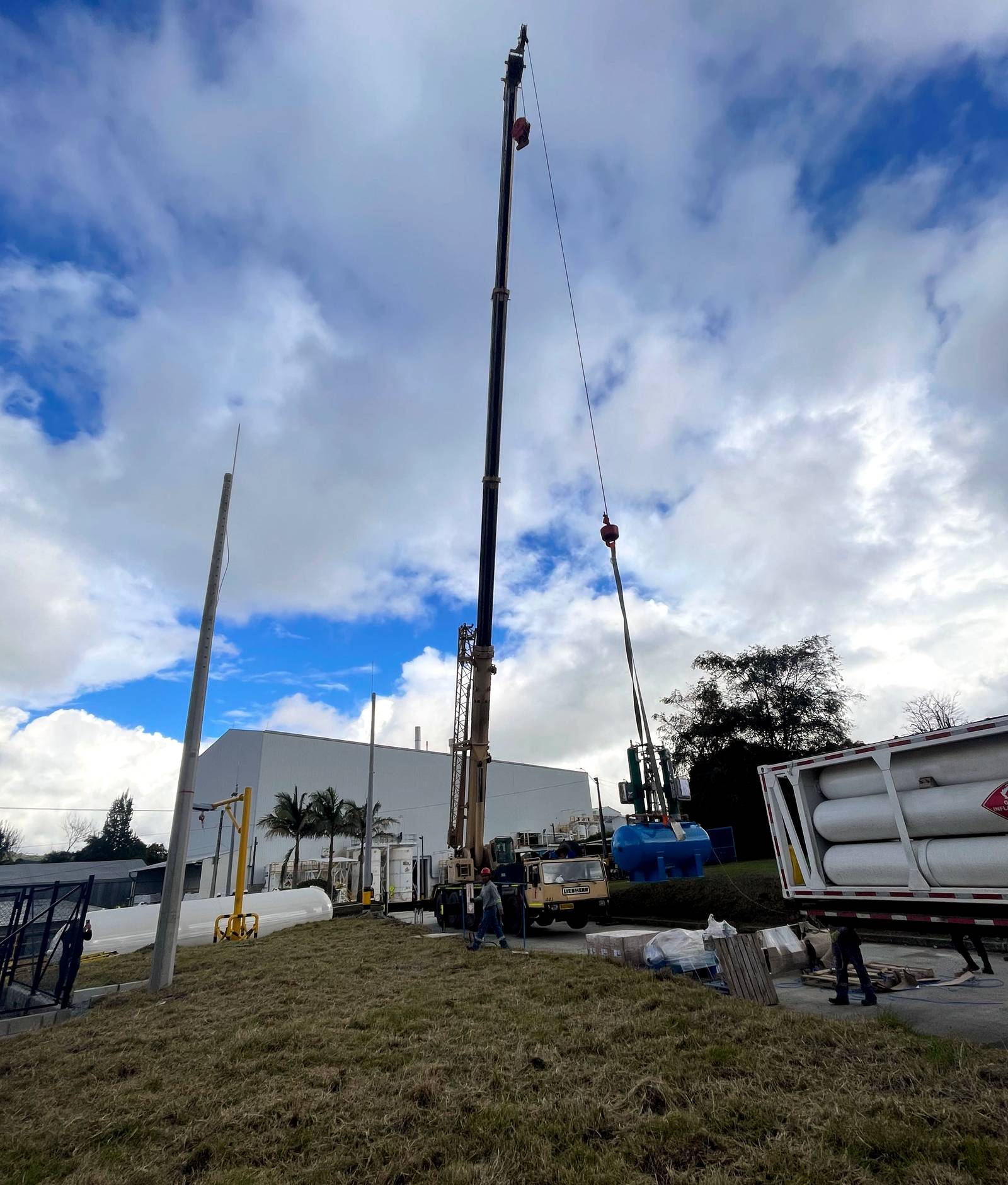 Izaje de carga con grúa telescópica en planta industrial durante acompañamiento SST en operación de alto riesgo.